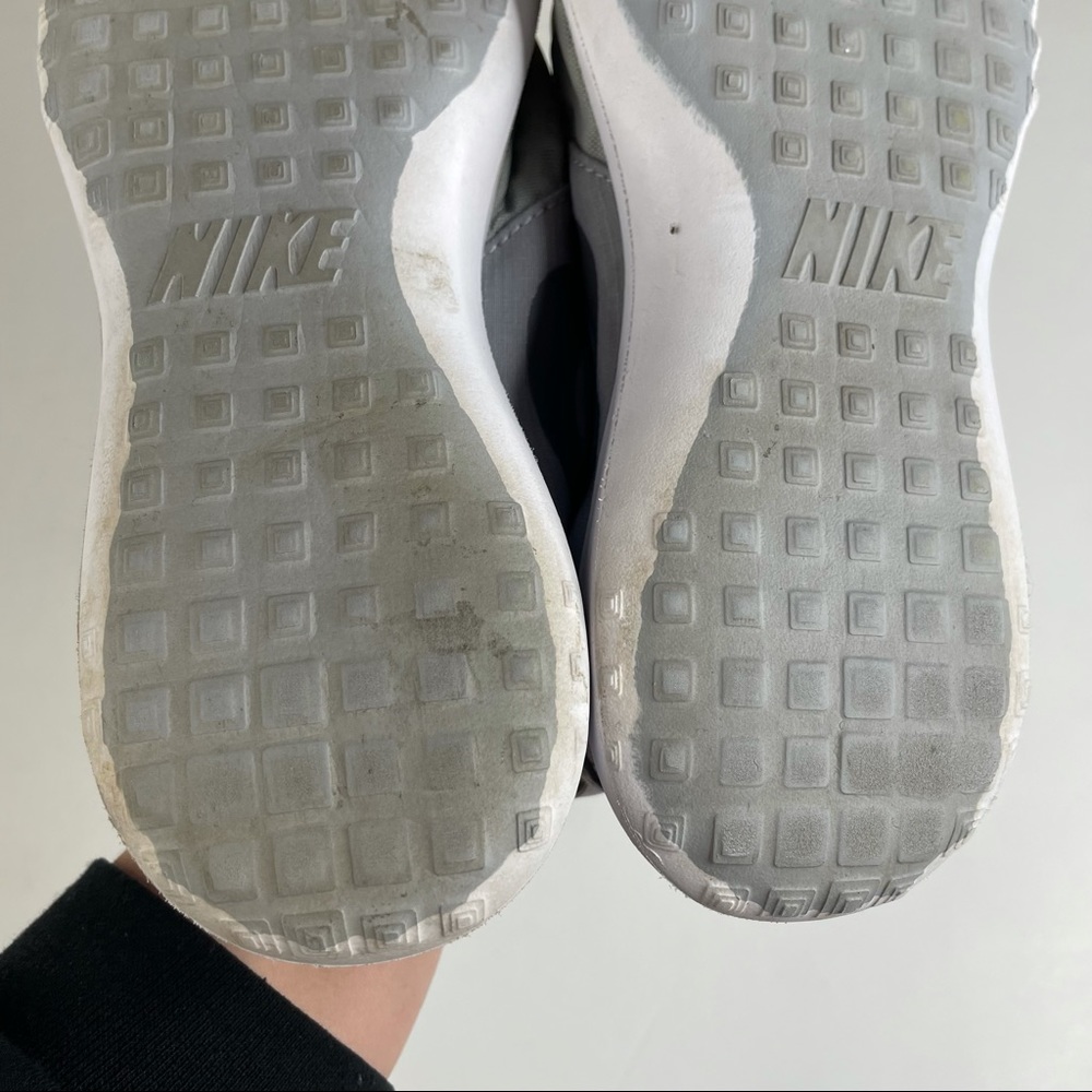 Nike Women’s Juvenate Sneakers Size 8.5 - Picture 8 of 9